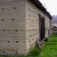 Photographie d'une maison en terre crue