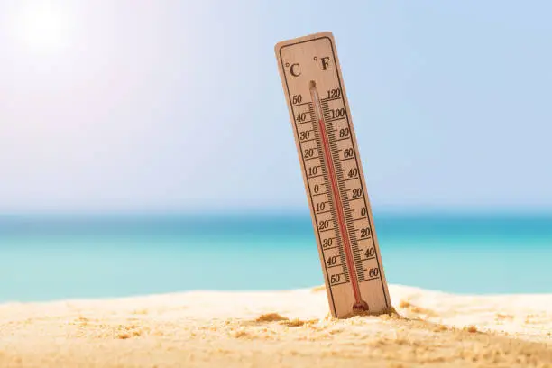 Un thermomètre planté dans du sable