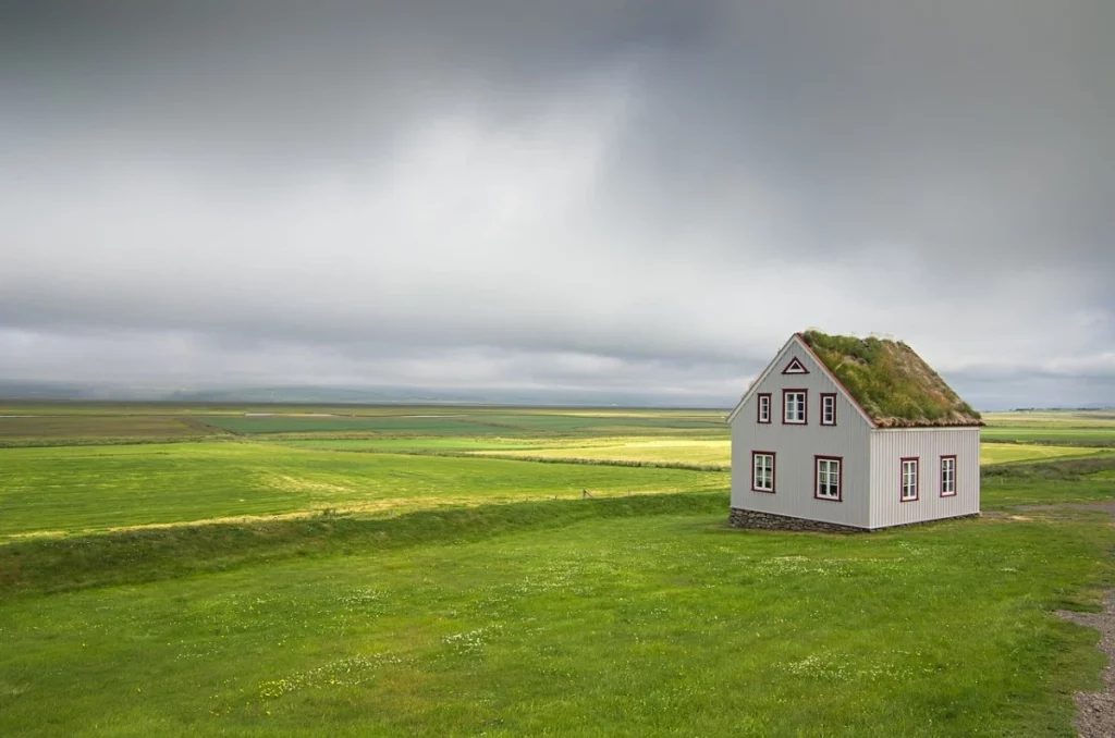 Une maison avec une toiture verte