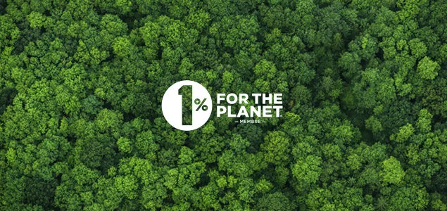 Une grande forêt avec le logo de l'association 1% pour la Planète